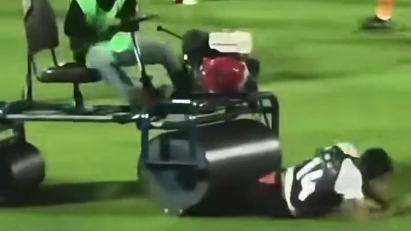 Andros Townsend foi atropelado por um rolo de gramado em jogo da Tailândia