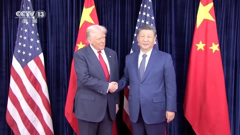 O presidente dos EUA, Donald Trump, e o presidente chinês, Xi Jinping, se encontraram pessoalmente pela primeira vez em 6 de abril de 2017, passando algum tempo juntos com suas esposas antes de se aprofundarem nas espinhosas questões comerciais e de segurança que prejudicam o relacionamento entre as duas maiores economias do mundo nos dois dias seguintes.