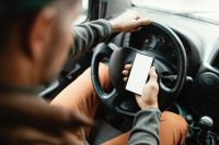 Celular é apontado por 67% dos motoristas como fator de risco no trânsito