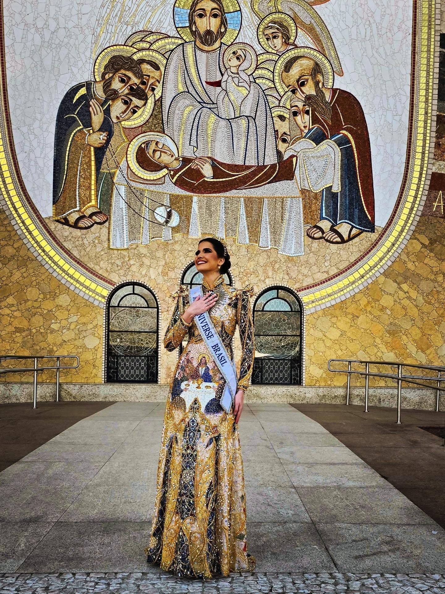 Miss Universo Brasil 2025 se despediu da faixa com homenagem à religião católica • Instagram/Maria Gabriela Lacerda
