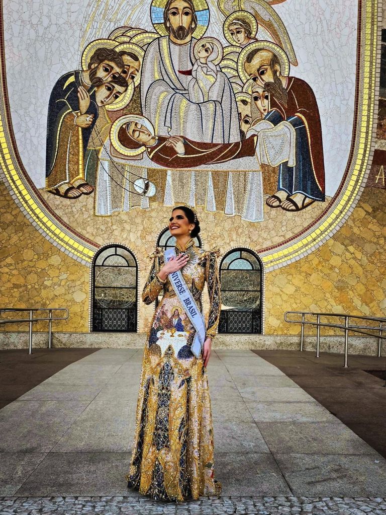 Miss Universo Brasil 2025 se despediu da faixa com homenagem à religião católica