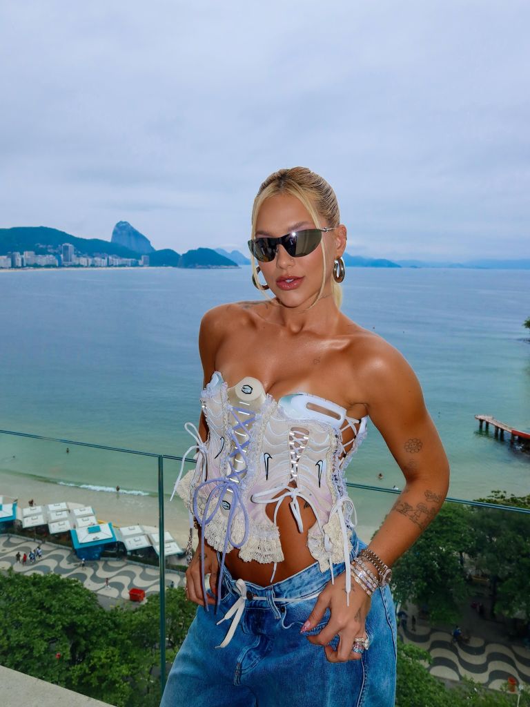 Virginia Fonseca usa corset estruturado com tênis em jogo da NFL