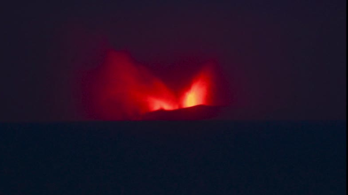 Fotografias mostram erupção do vulcão Anak Krakatau , na Indonésia (06.09.27) • REUTERS