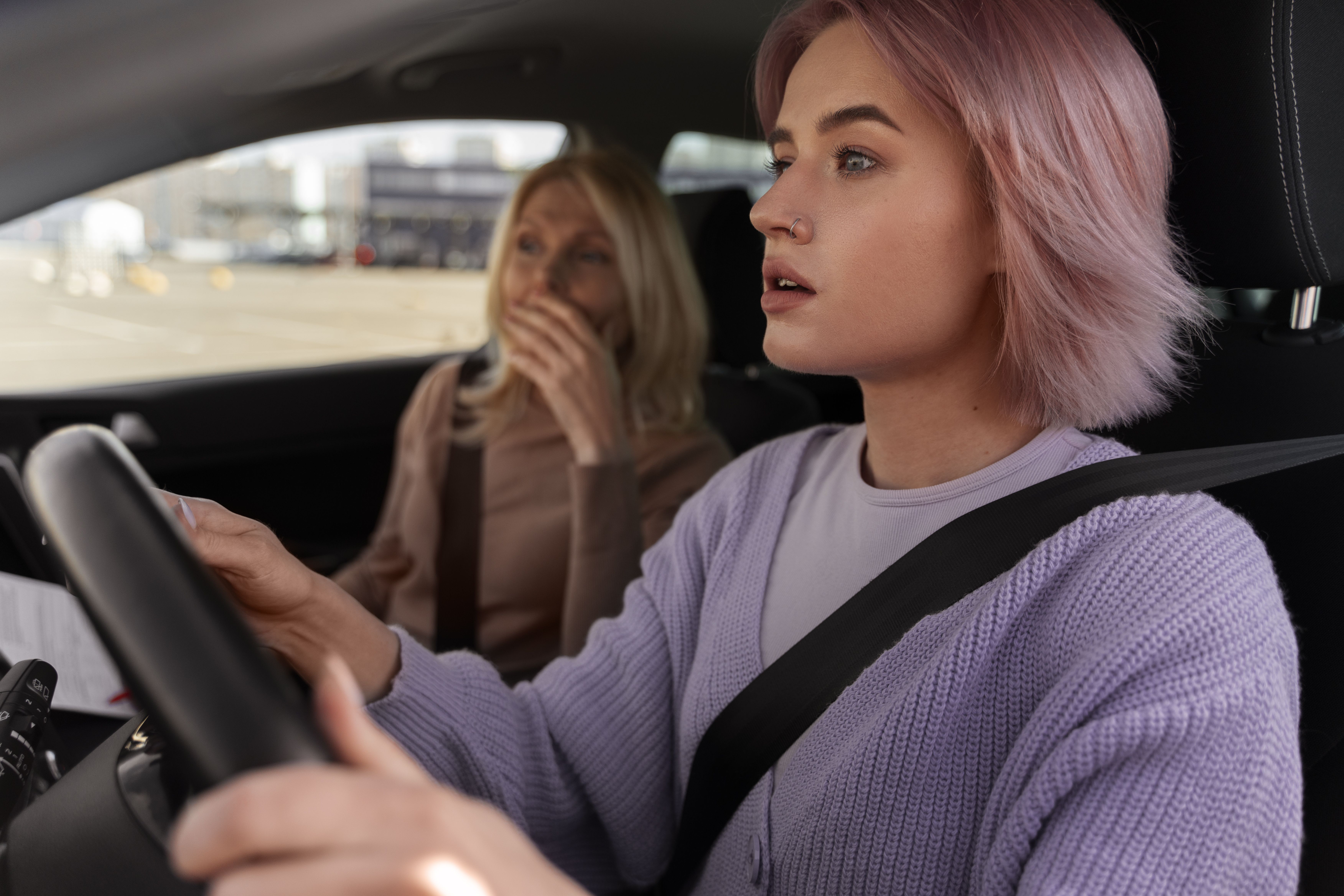A atitude de motoristas que cedem passagem em congestionamentos vai além da simples gentileza. A psicologia do trânsito explica que tal comportamento reflete o valor dado à fluidez, à cooperação e à redução de conflitos nas vias, especialmente quando duas faixas se encontram e o tráfego avança lentamente