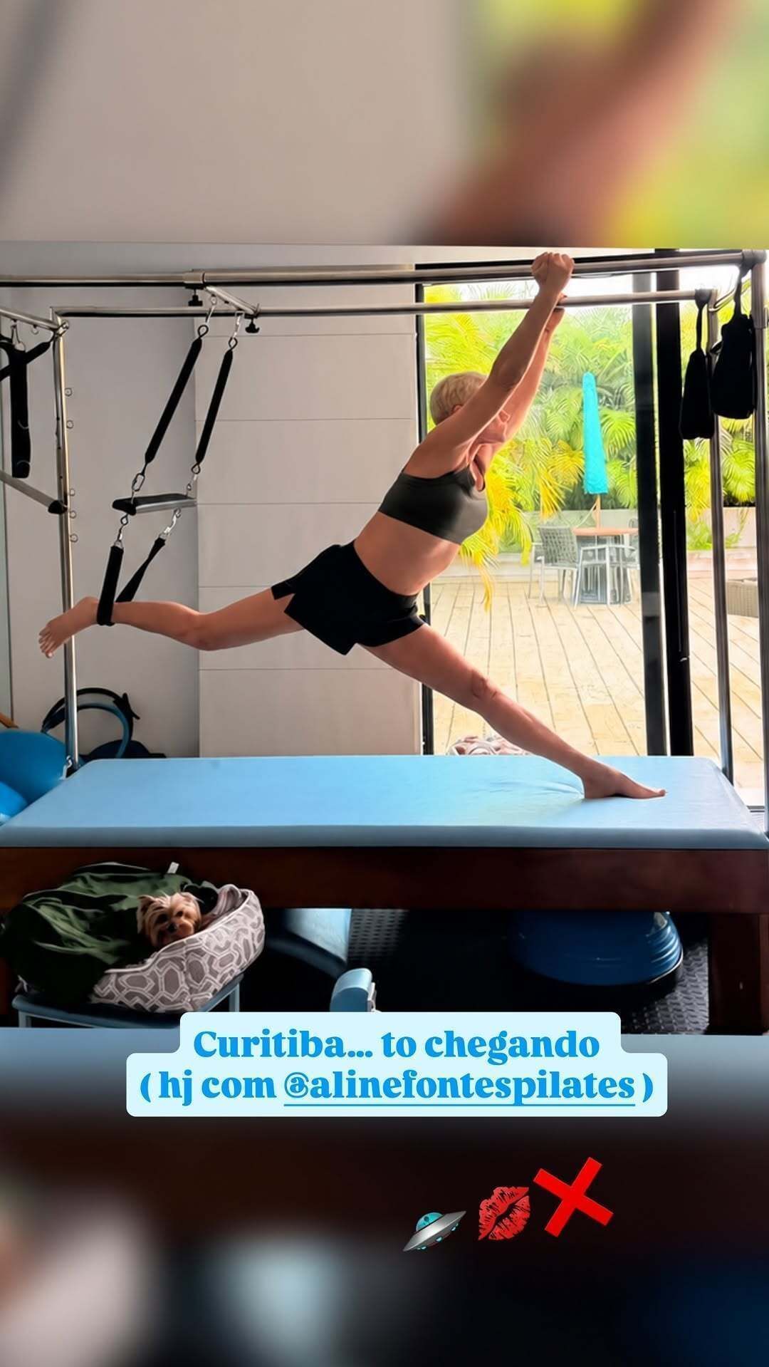 Xuxa exibe shape ao fazer pilates ao lado da cachorrinha