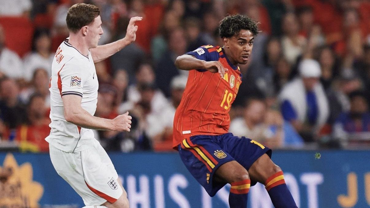 Lamine Yamal chuta para abrir o placar para Espanha contra Inglaterra
