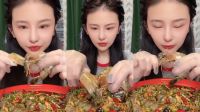 Por que influenciadora chinesa morreu após comer muito? Entenda o que acontece com o corpo