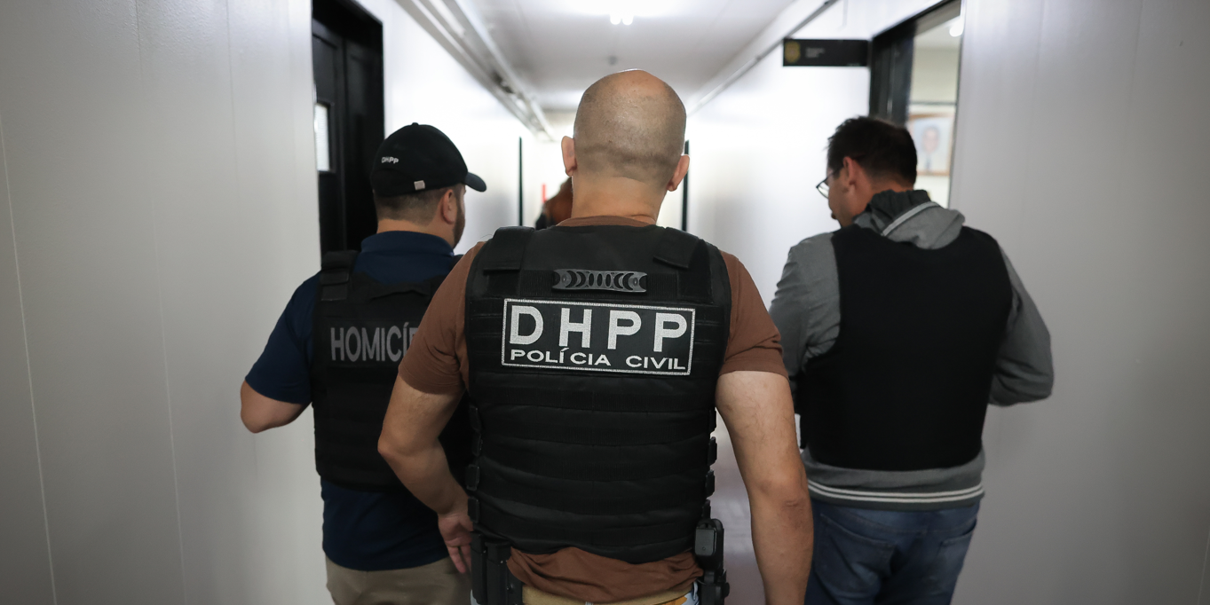 Polícia encaminha à delegacia homem suspeito de matar companheiro em motel de SP