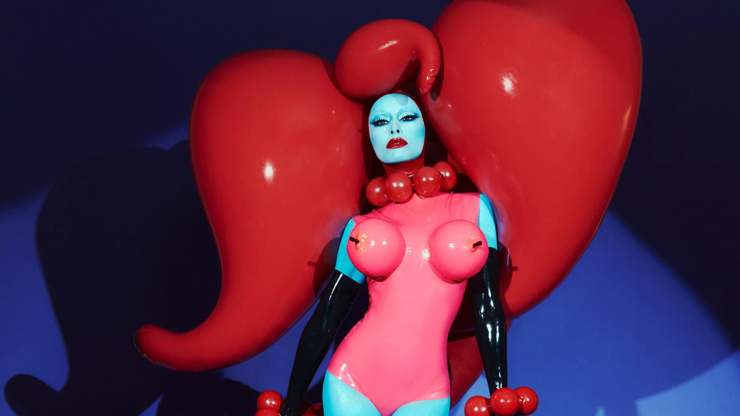 Sabrina Sato usou como referência as esculturas de Jeff Koons e do performer britânico Leigh Bowery na festa de Halloween da Sephora 2021