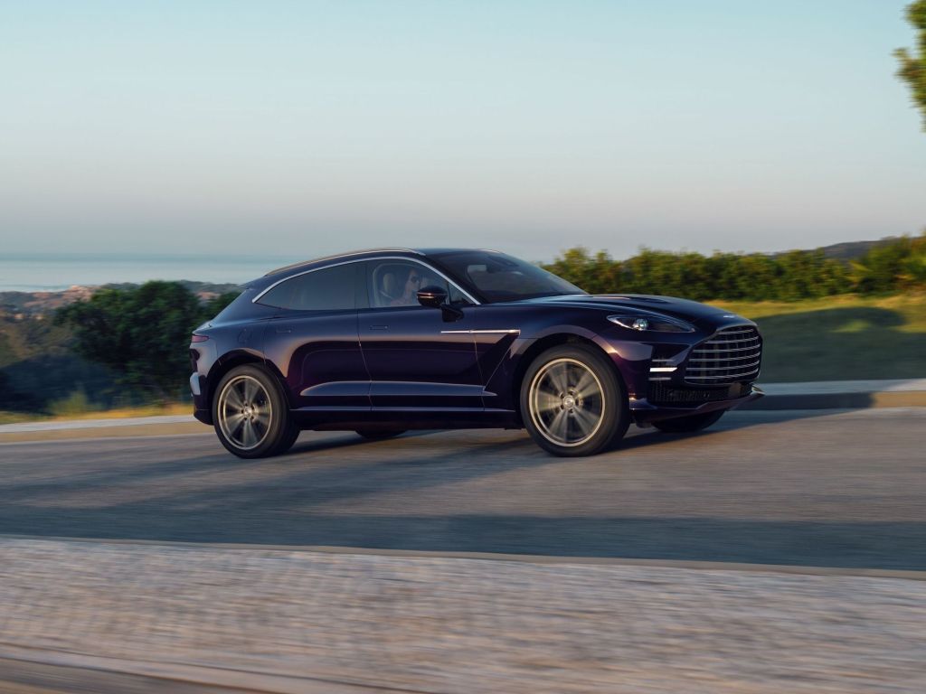 Aston Martin DBX GT ganha suspensão mais macia, cabine mais silenciosa e bancos de memory foam para encarar Rolls-Royce Cullinan e Bentley Bentayga • Divulgação Aston Martin