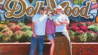 De máscara, Britney Spears visita parque de Dolly Parton com os filhos