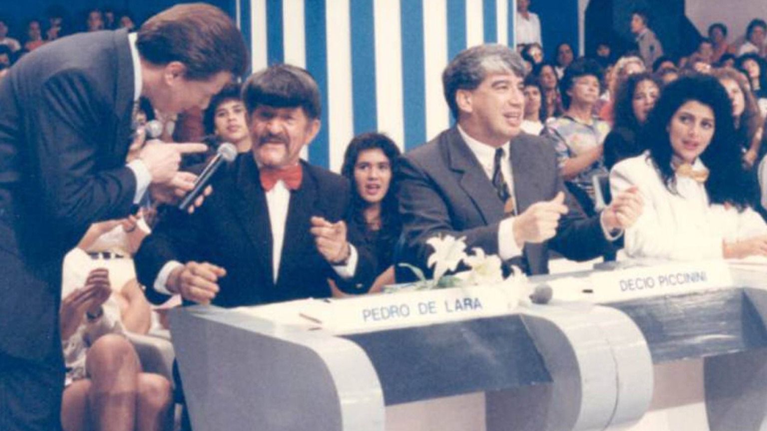 Silvio Santos pediu conselhos aos jurados do "Show de Calouros" • Reprodução/SBT