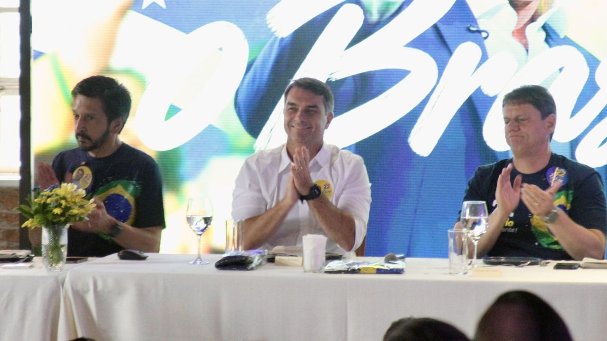 Em evento com Tarcísio, Flávio pede que Justiça Eleitoral seja mais ágil