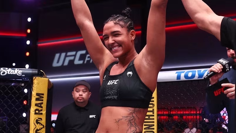 Alice Pereira comemora a vitória sobre Daria Zhelezniakova no card preliminar do UFC Vegas 122, em 10 de outubro de 2026 • Mike Kirschbaum/Zuffa LLC