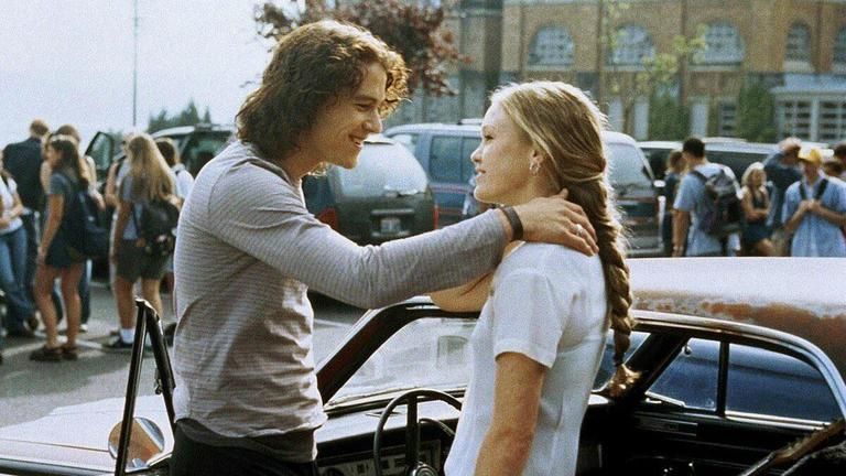 Julia Stiles e Heath Ledger em "10 Coisas que odeio em você". • Reprodução - Disney Plus