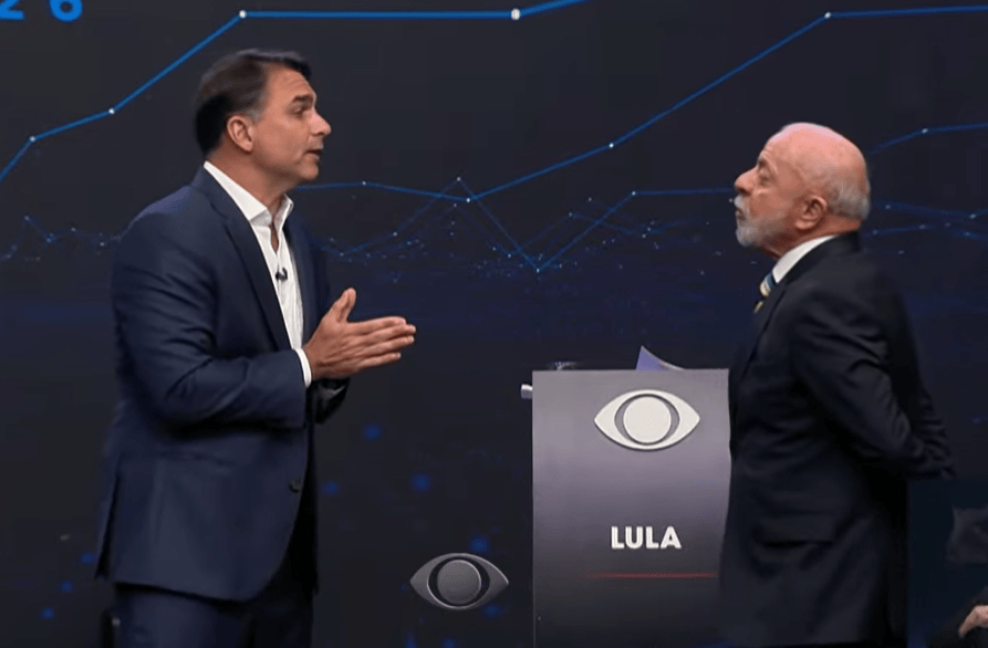 Lula e Flávio Bolsonaro trocam farpas sobre voto de presos em debate