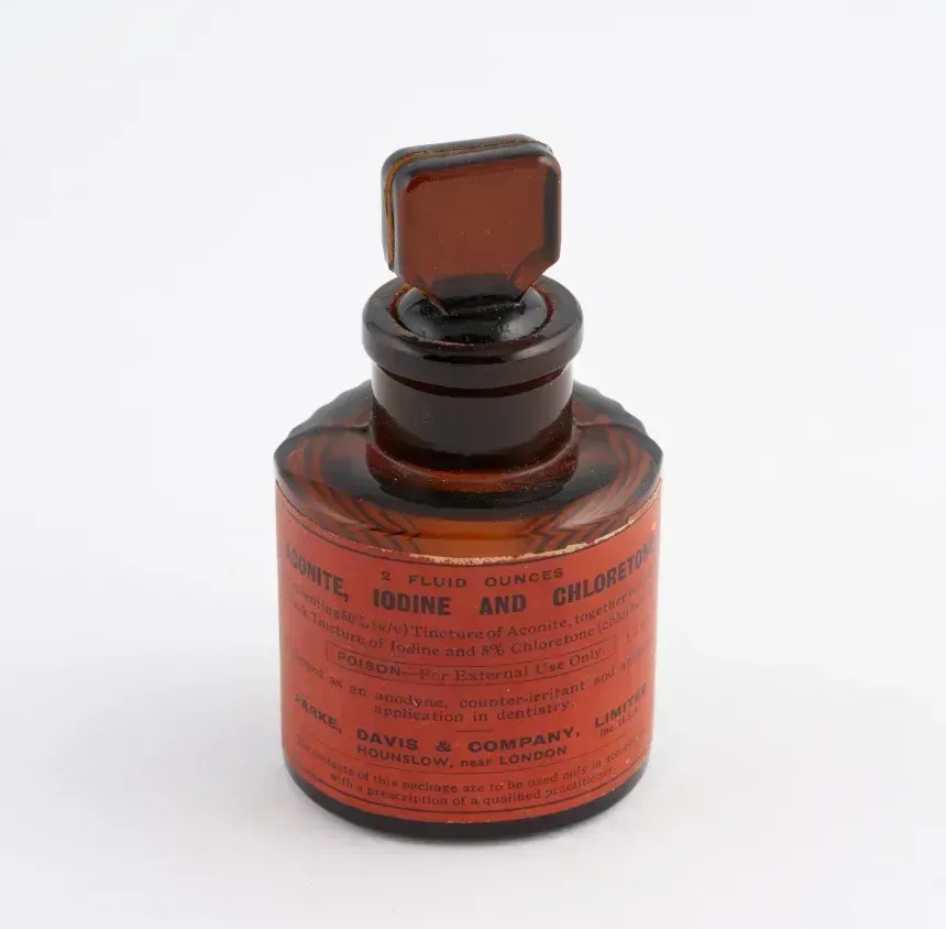 A exposição apresenta frascos de diferentes medicamentos que, na época de Christie, poderiam facilmente ser considerados venenos se usados ​​de forma inadequada ou em altas doses