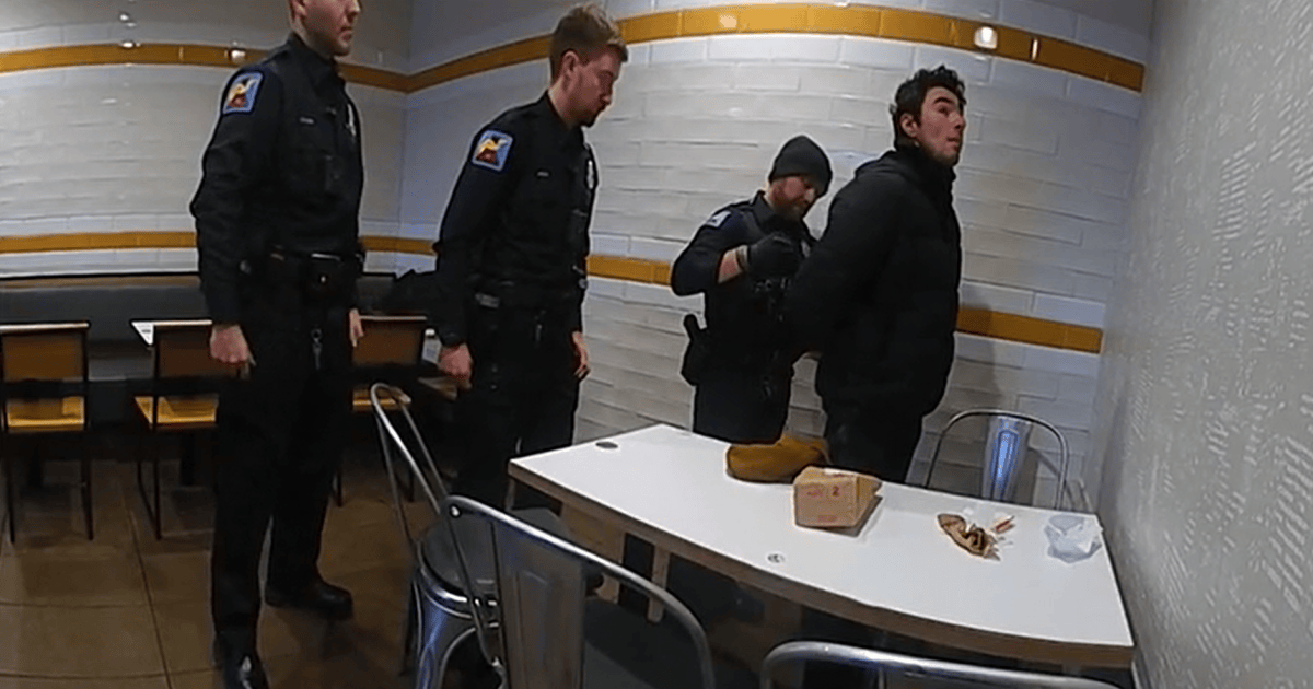 Imagem do momento da prisão de Luigi Mangione em um McDonald's na Pensilvânia