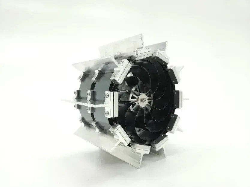 A roda é composta por tiras metálicas elásticas dispostas em uma configuração espiral que permite sua deformação, mantendo ao mesmo tempo alta resistência. • Laboratório de Exploração Não Tripulada e Laboratório de Robótica e Mecanismos Aeroespaciais, KAIST