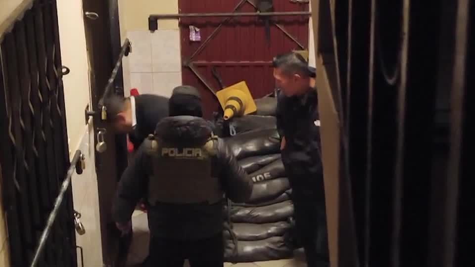 Polícia prendendo o ex-procurador-geral da Bolívia, Roger Mariaca