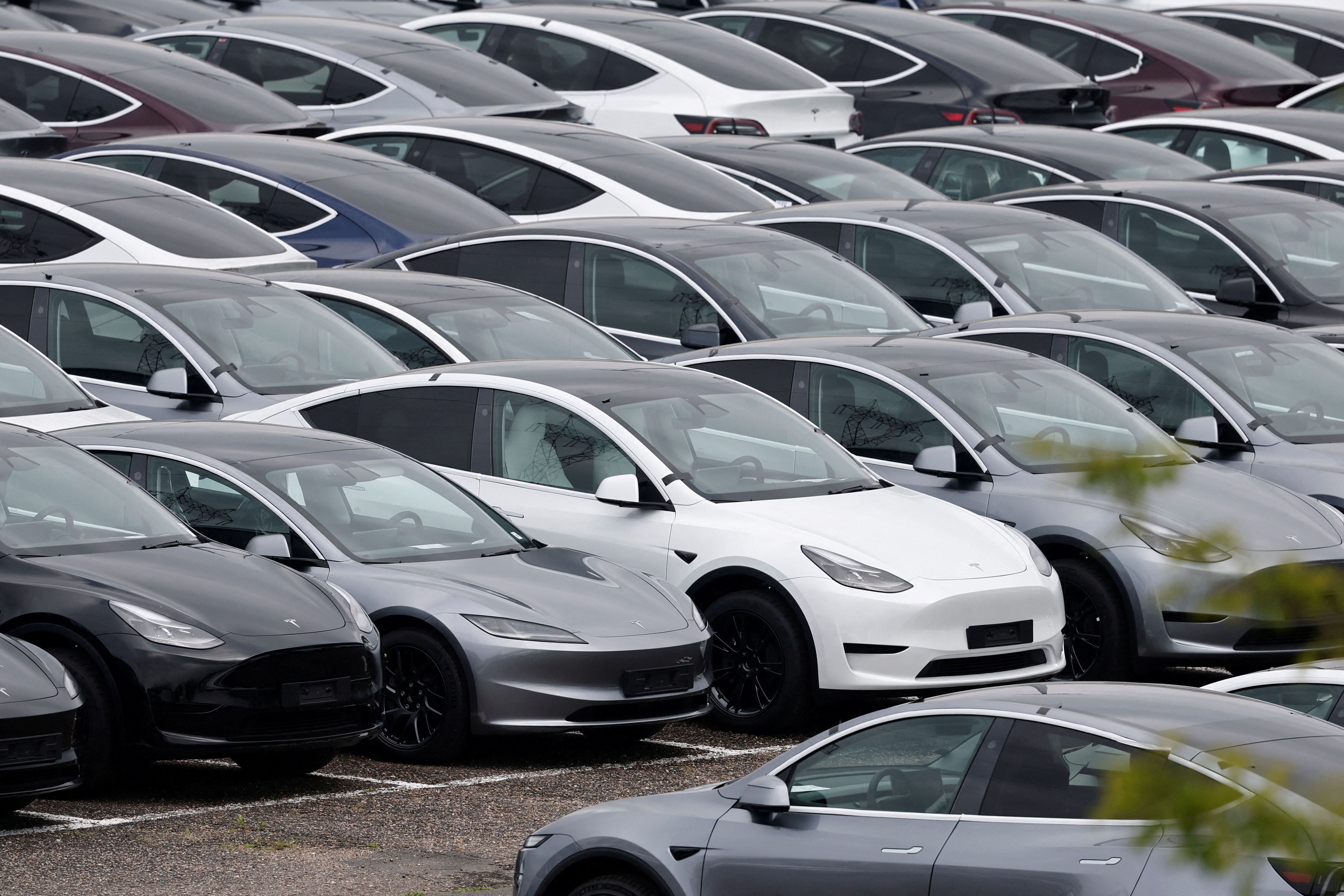 Veículos elétricos da Tesla são fotografados em um dos centros de entrega da empresa em Valenton, perto de Paris, França, em 24 de abril de 2025