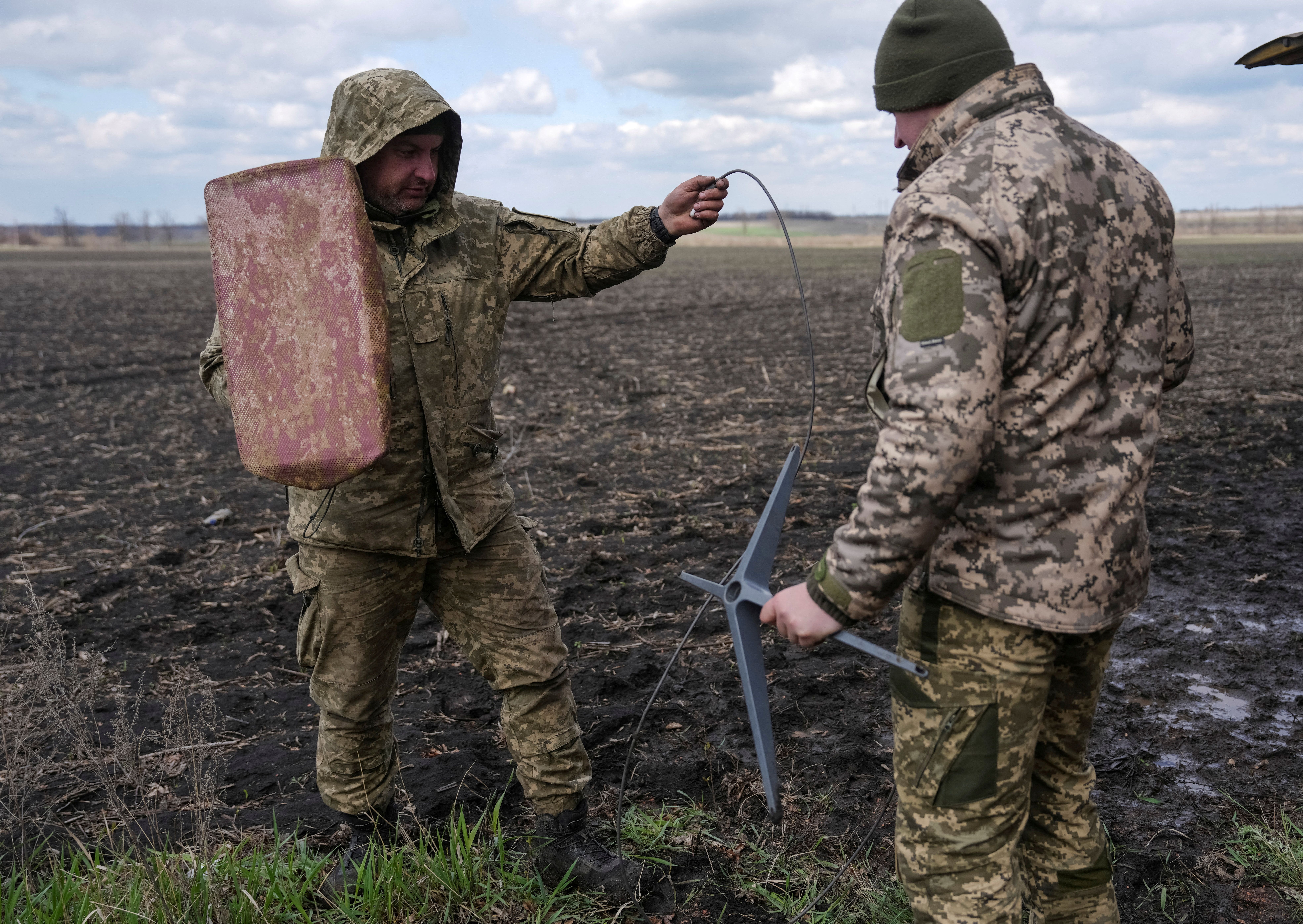 Militares da 68ª Brigada Jaeger Autônoma “Oleksa Dovbush” das Forças Armadas da Ucrânia instalam o sistema de internet via satélite Starlink, em meio ao ataque da Rússia à Ucrânia, perto da cidade de Pokrovsk, na linha de frente da região de Donetsk, na Ucrânia, em 10 de abril de 2025. REUTERS/Inna Varenytsia/Foto de arquivo