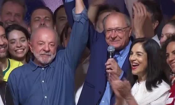 Apoiadores comemoram após Lula conquistar um quarto mandato histórico