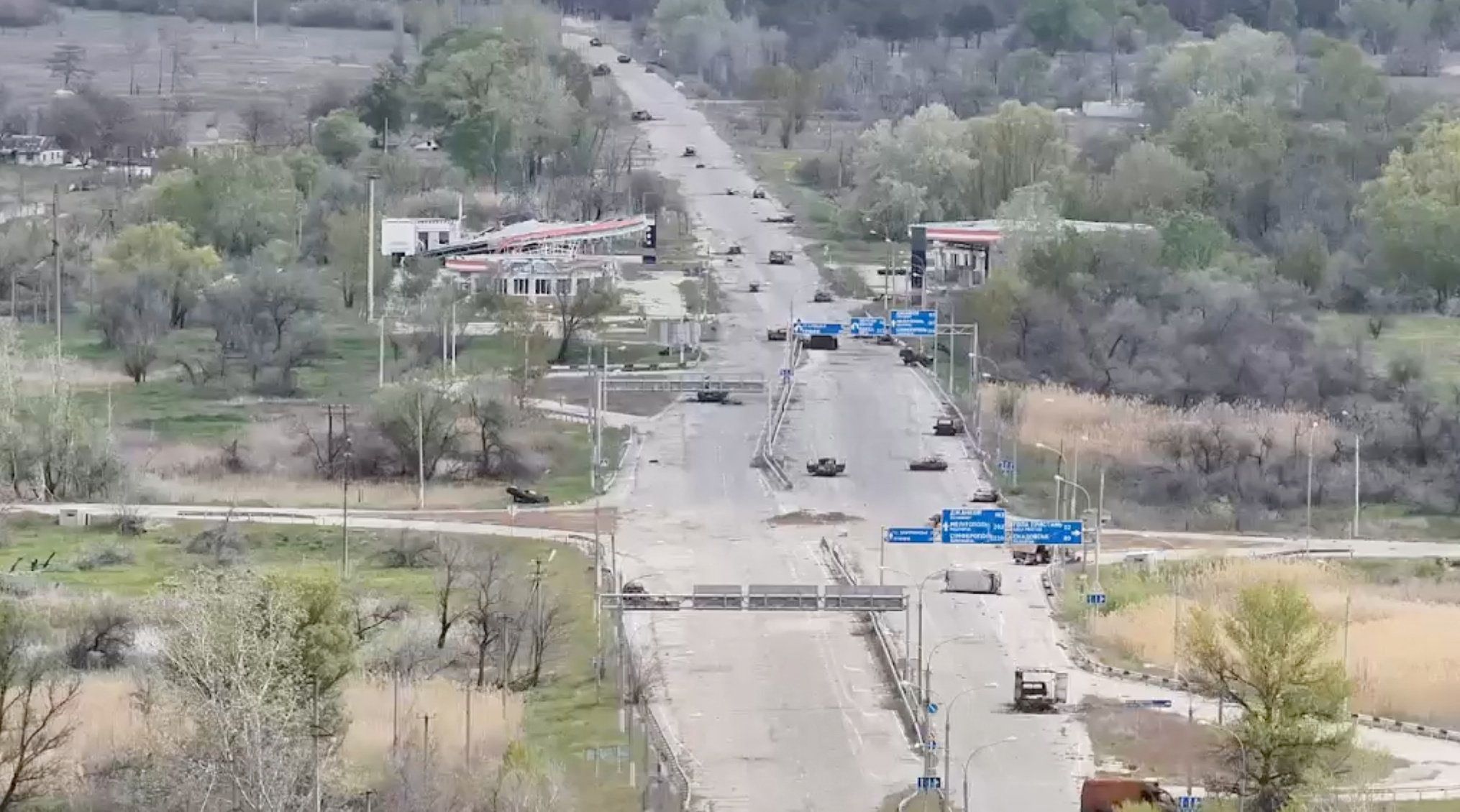 Imagem de vídeo filmado por drone, sem data, divulgado em 24 de setembro de 2026, mostra veículos destruídos em rua de Oleshky, na região de Kherson, na Ucrânia controlada pela Rússia Divulgação via REUTERS