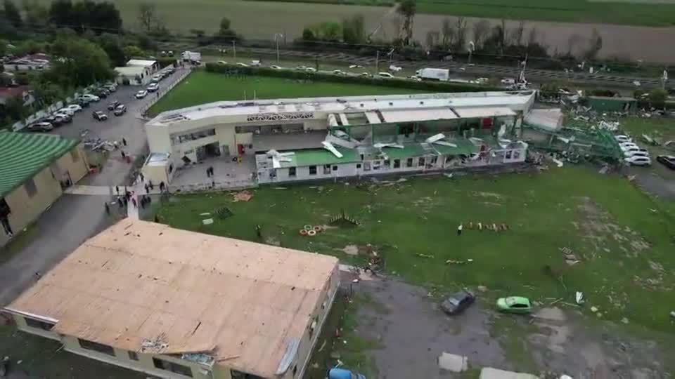 Panorama: Tornado atinge o Chile e chuvas provocam alagamentos em Santiago