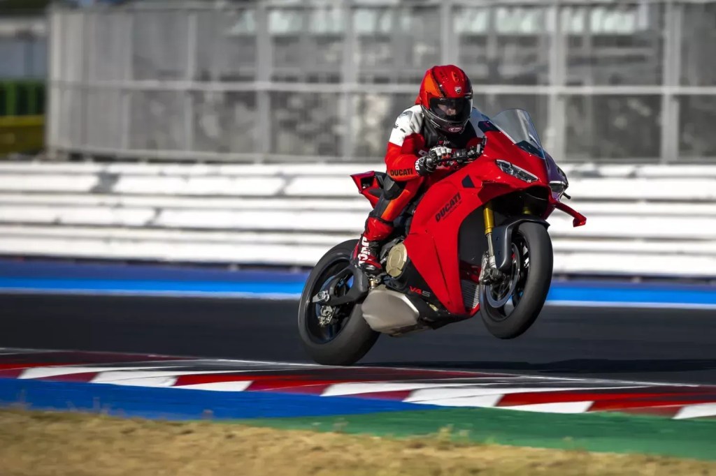 Ducati Panigaale V4 2027 vem com 218 cv, quadro dianteiro mais flexível e novos controles de freio-motor e chega em março de 2027, apenas na Europa