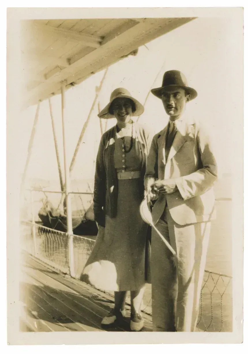 Christie e seu segundo marido, o arqueólogo Max Mallowan, são vistos a bordo de um barco a vapor no Nilo em 1931 • The Christie Archive Trust