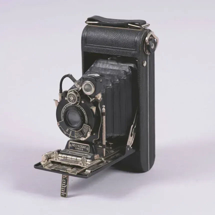 Christie auxiliou Mallowan em suas escavações na Síria e no Iraque, aprendendo fotografia para documentar artefatos