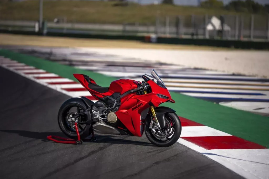 Ducati Panigaale V4 2027 vem com 218 cv, quadro dianteiro mais flexível e novos controles de freio-motor e chega em março de 2027, apenas na Europa