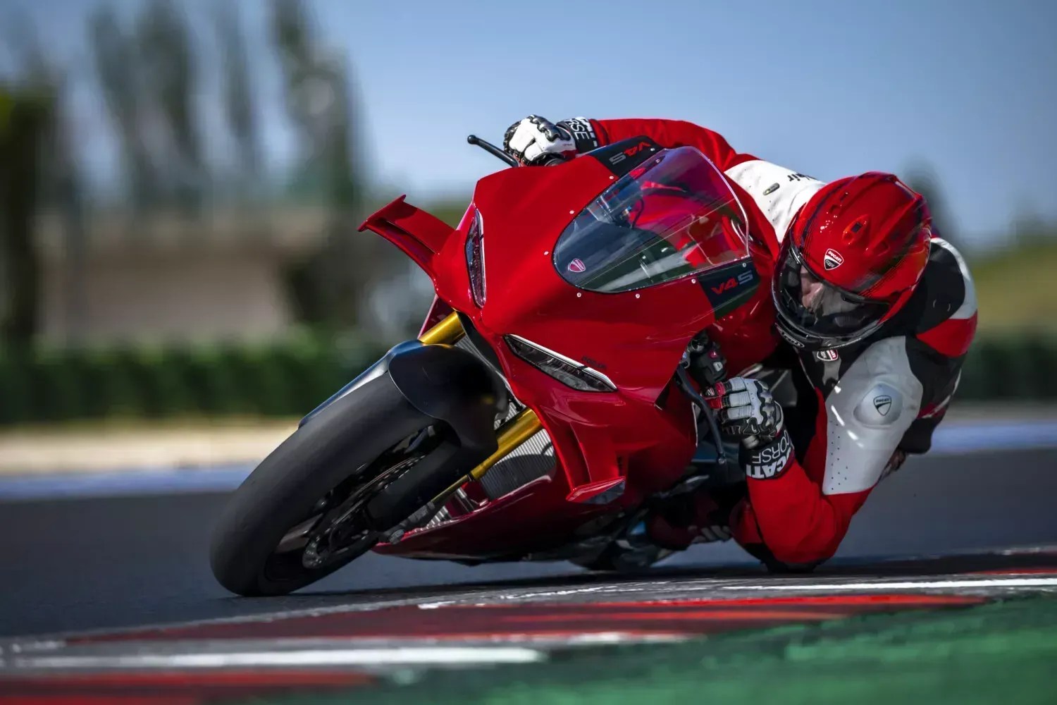 Ducati Panigaale V4 2027 vem com 218 cv, quadro dianteiro mais flexível e novos controles de freio-motor e chega em março de 2027, apenas na Europa