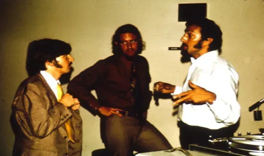 Philip Zimbardo (primeiro à direita) assumiu o cargo de superintendente da prisão. • PrisonExp.org
