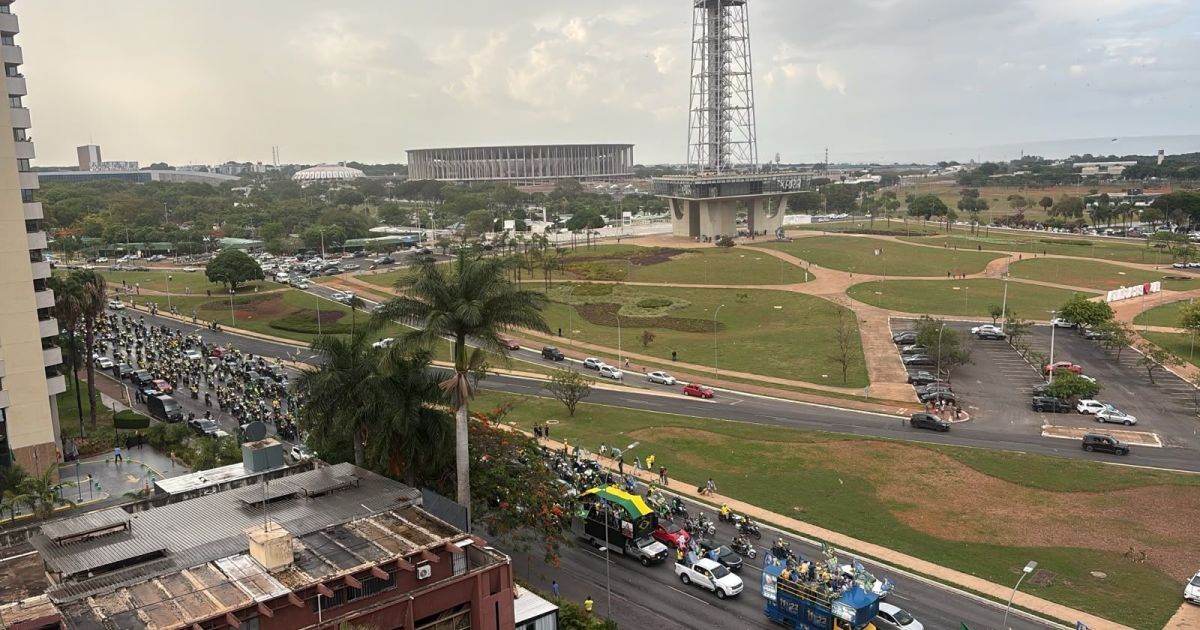 Apoiadores fazem ato com Michelle Bolsonaro de apoio a Flávio em Brasília