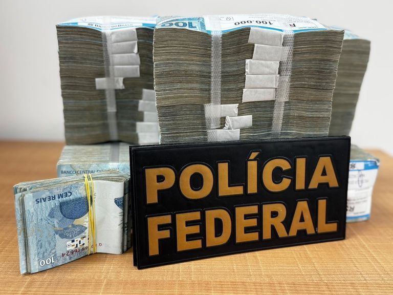 Montagem de moedas e papel de dinheiro em espécie, representando o combate às fraudes eleitorais