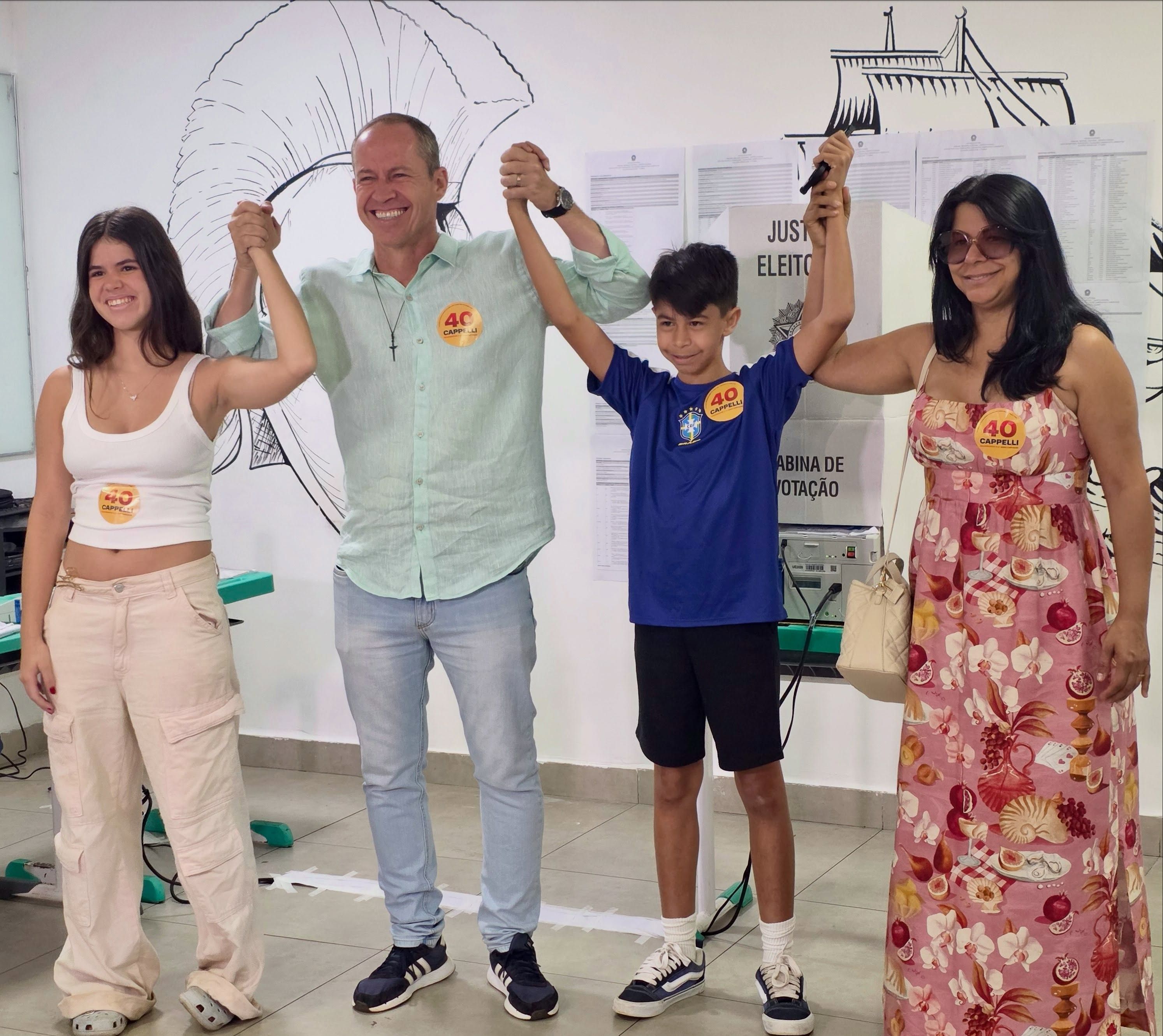 Ricardo Cappelli, candidato ao governo do Distrito Federal foi votar acompanhado da família • Reprodução/Instagram @cappelli.ricardo