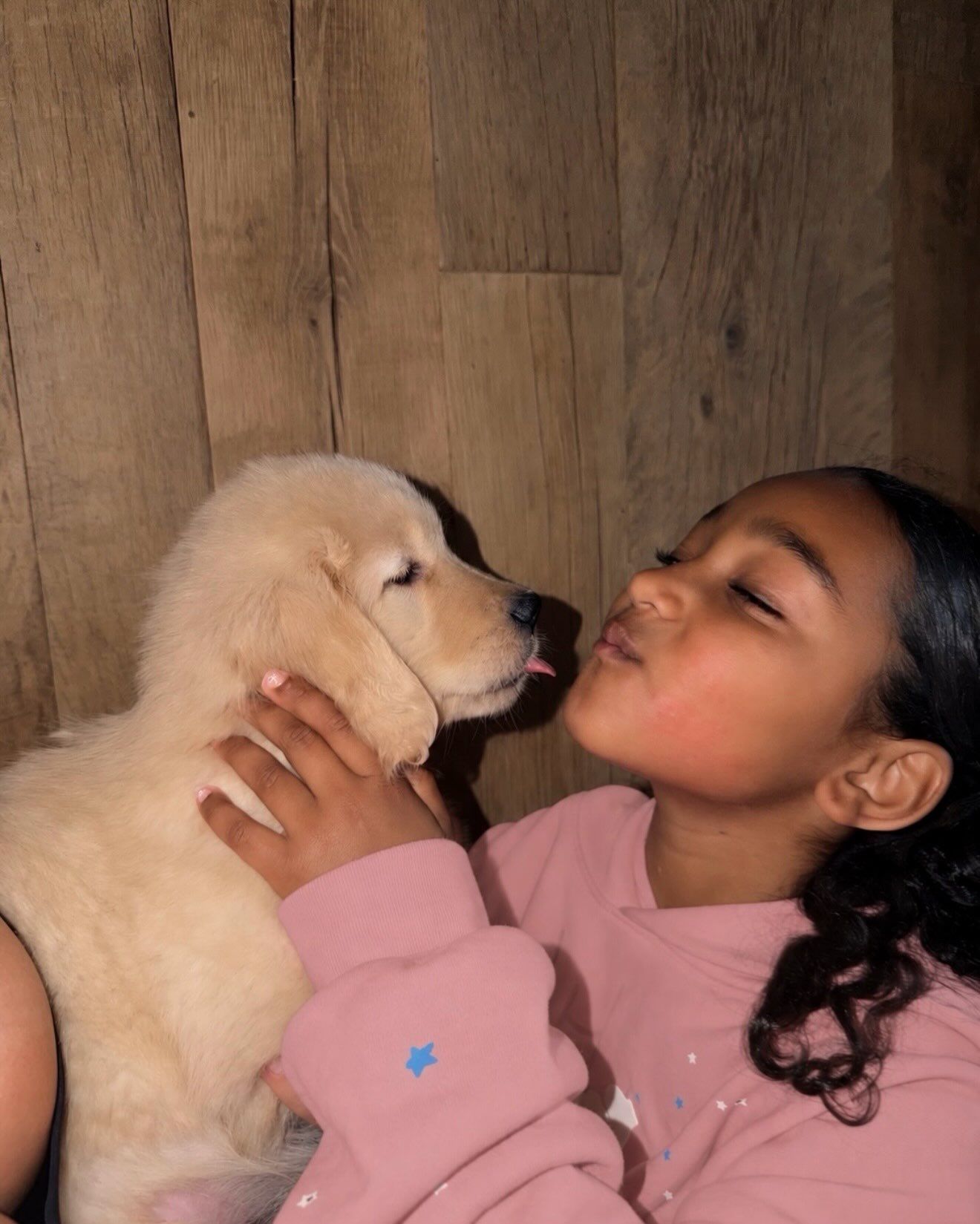 Chicago, filha de Kim Kardashian, com a cachorrinha presente de Lewis Hamilton • Reprodução/Instagram @kimkardashian