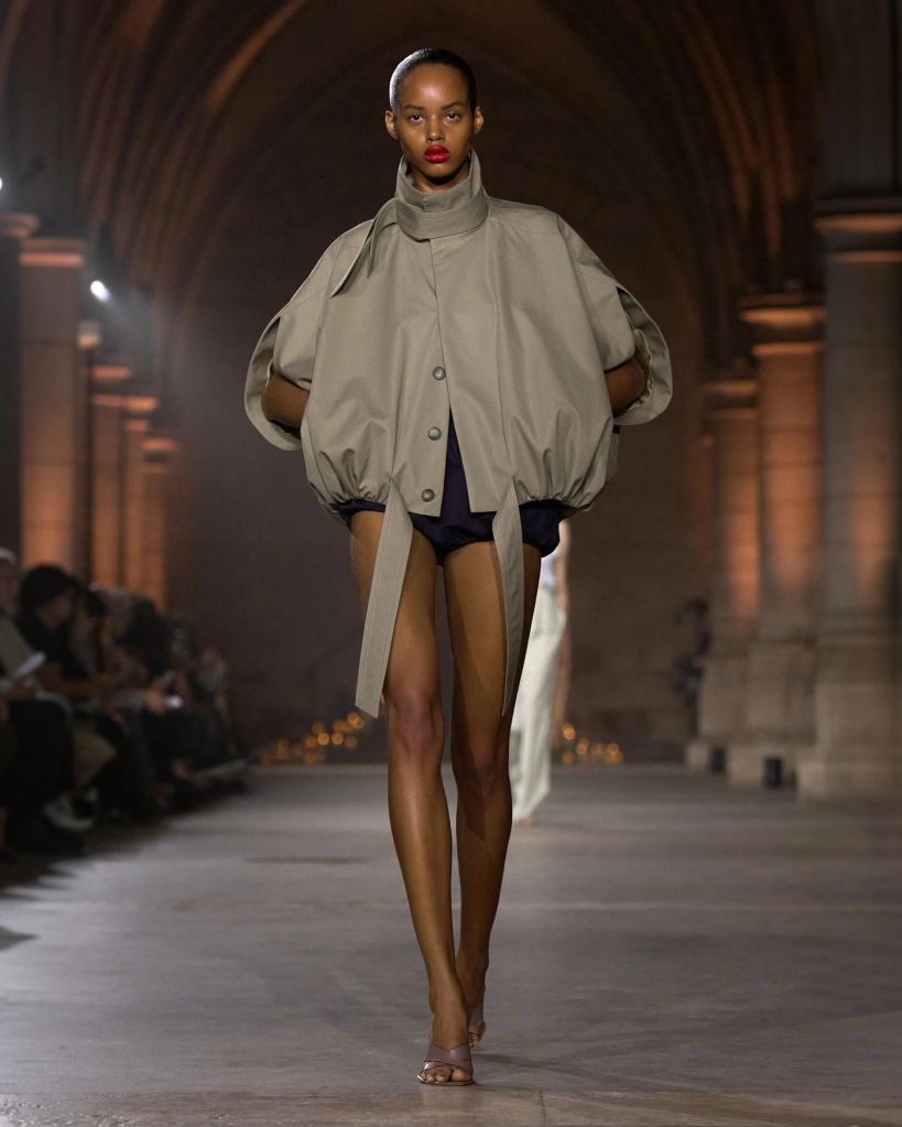 Sabryna Oliveira no desfile de Victoria Beckham