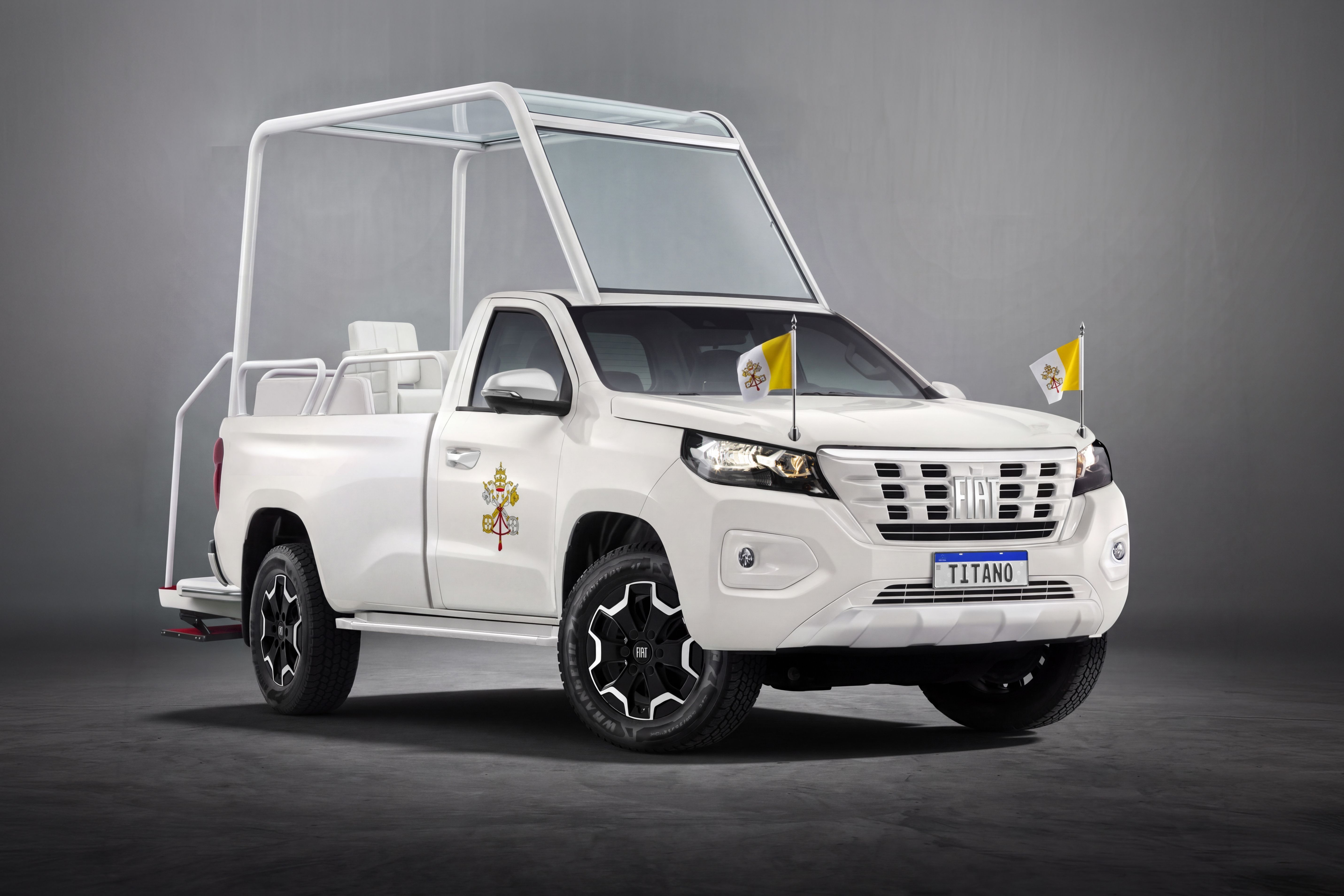 A Fiat Titano que transportará o Papa Leão XIV passa por adaptações pedidas pelo Vaticano. O modelo terá laterais abertas, assento giratório ajustável, bancos para a comitiva, escada elétrica retrátil e cobertura transparente contra chuva.