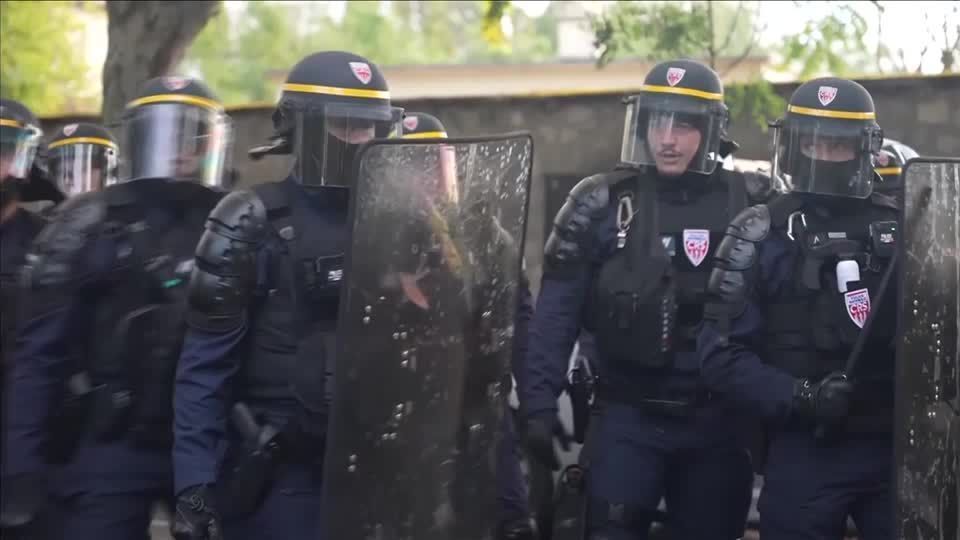 A polícia de choque entrou em confronto com estudantes franceses que protestavam contra a falta de recursos escolares. • REUTERS