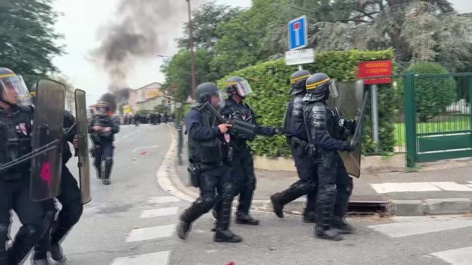 A polícia de choque entrou em confronto com jovens em Toulouse, enquanto os protestos estudantis na França continuam.