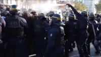 Polícia entra em novo confronto com estudantes durante protestos em Paris