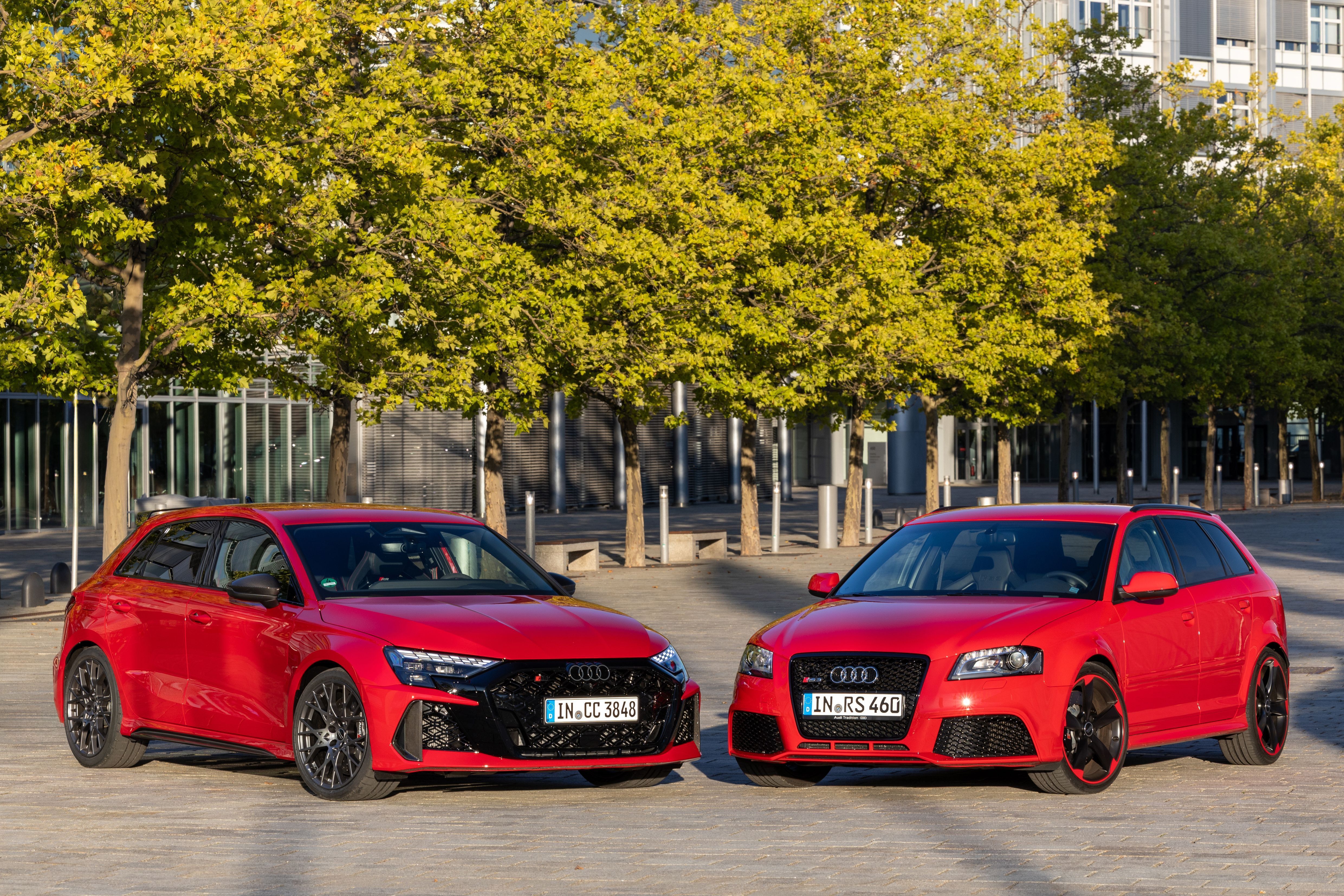 Audi RS3 2026 na esquerda e o primeiro RS3 (2011) na direita • Divulgação Audi