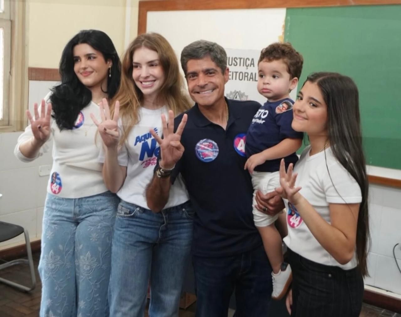 Candidato ao Governo da Bahia ACM Neto (União Brasil) com a família • Reprodução: Redes Sociais de ACM Neto (União Brasil)