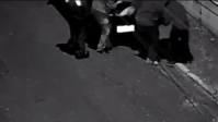 Vídeo flagra homens jogando corpo atrás de muro; PMSP nota modus operandi