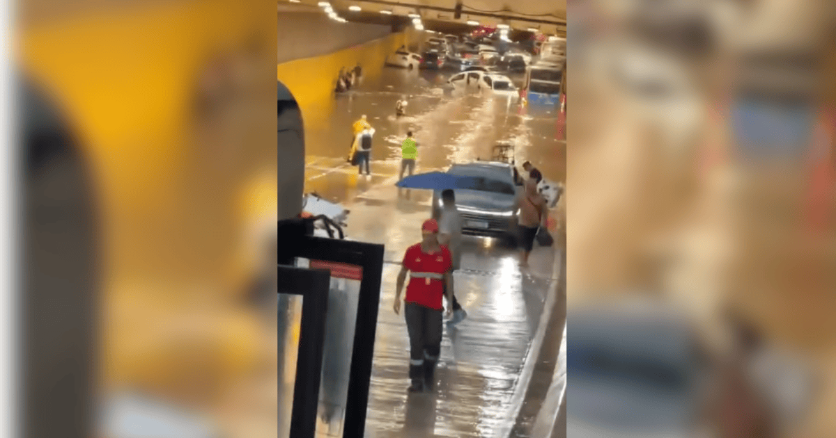 Rua alagada na região central de São Paulo durante forte chuva