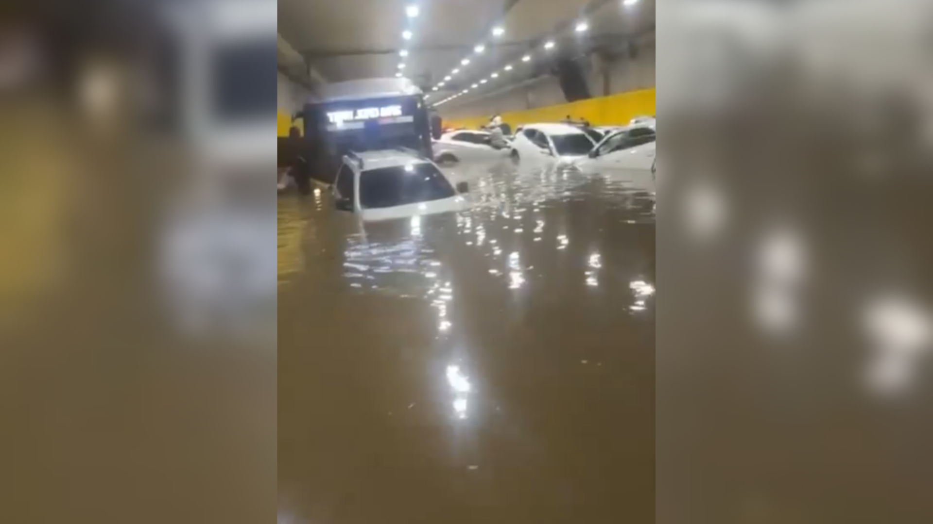 A região central foi considerada uma das áreas mais afetadas. No Túnel do Anhangabaú a água começou a diminuir, mas diversos carros foram afetados pelo alagamento no local • Reprodução