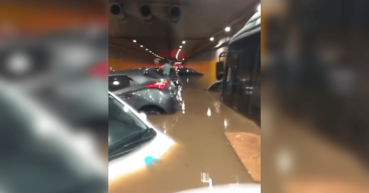 Rua alagada na Zona Sul de São Paulo durante forte chuva